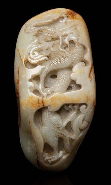 CHINE Galet en jade céladon veiné de rouille sculpté d'un dragon.
L. 10 cm 

中国 二十世纪...