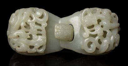 CHINE Boucle de ceinture en jade blanc céladon, à décor de dragon parmi des ruyi,...