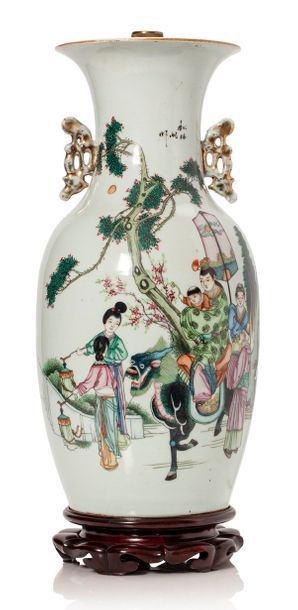 CHINE Vase en porcelaine et émaux de la famille rose, à décor de femmes, l'une avec...