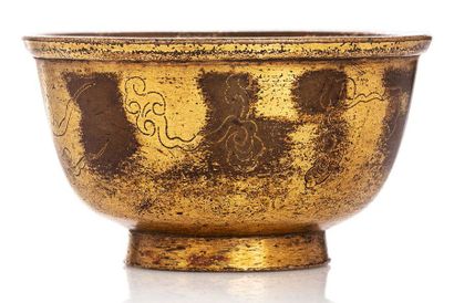 CHINE 
Coupe d'offrande en bronze doré, finement ciselé des motifs de lingzhi. Porte...