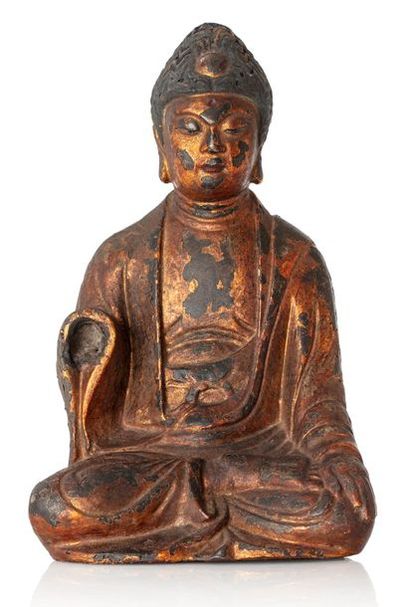 CHINE Bouddha en fonte laquée or et rouge, assis en méditation. (Manque la main droite,...