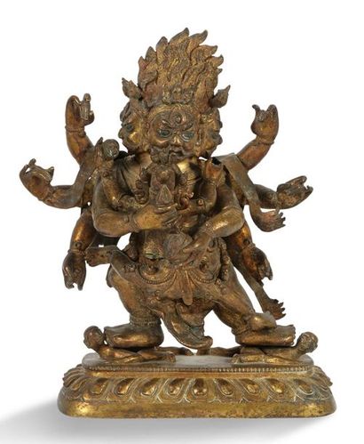 TIBET Sujet en bronze doré représentant un Dharmapâla à trois têtes et huit bras...