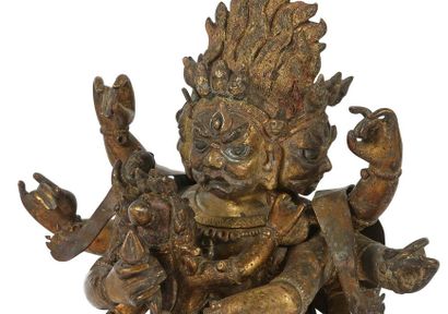 TIBET Sujet en bronze doré représentant un Dharmapâla à trois têtes et huit bras...