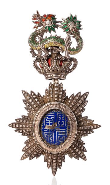 VIETNAM Décoration de l'Ordre du Dragon, dénommée «Etoile de chevalier», en métal...