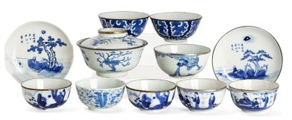 CHINE POUR LE VIETNAM Lot de onze porcelaines en bleu de Hue, comprenant huit bols,...