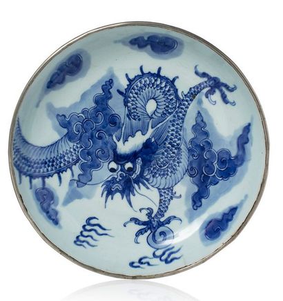 VIETNAM Grande assiette en porcelaine bleu et blanc cerclé de métal à décor central...