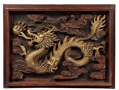 CHINE DU SUD Panneau en bois sculpté repésentant un dragon en bois doré poursuivant...