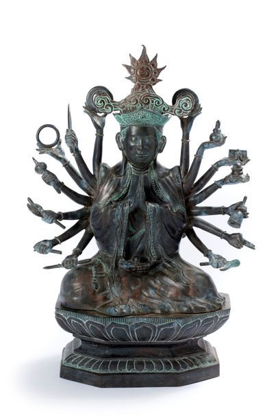 Vietnam vers 1900 Sujet en bronze dépatiné, représentant Avalokitesvara à 18 bras...