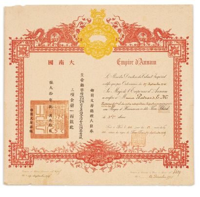 VIETNAM 1935 Lot comprenant trois médailles dans un cadre et un brevet en couleur...