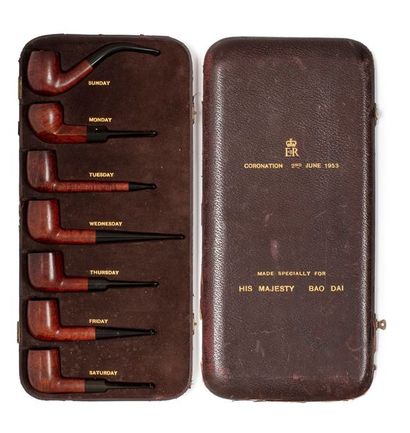 VIETNAM-ANGLETERRE Coffret contenant sept pipes DUNHILL de type Amber Root, «White...