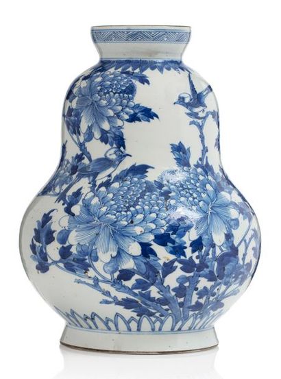 CHINE Vase en forme de coloquinte en porcelaine bleu blanc, à décor de couples dans...