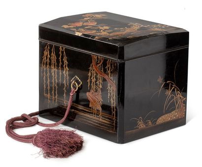 JAPON Boîte en bois laqué noir à décor polychrome de couples d'oiseaux auprès de...