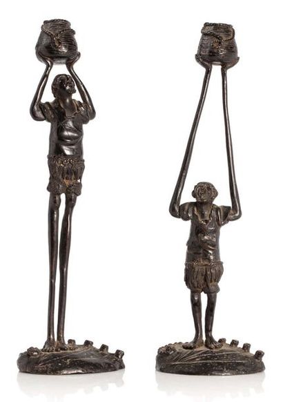 JAPON Deux bougeoirs formant pendants en bronze de patine, représentant respectivement...