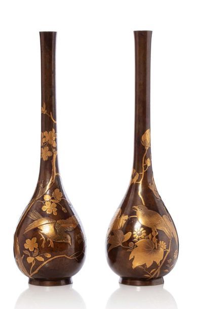 JAPON Paire de vases soliflores à long col, en bronze de belle patine nuancée de...