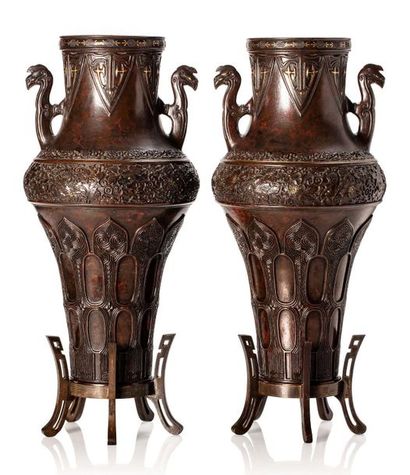 JAPON Paire de vases balustre en bronze de belle patine brun clair sur leurs piétements...