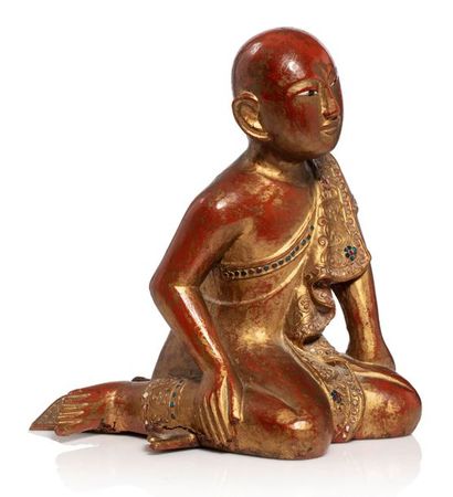 BIRMANIE Adorant en bois laqué rouge et or représentant Sariputra, un des disciples...