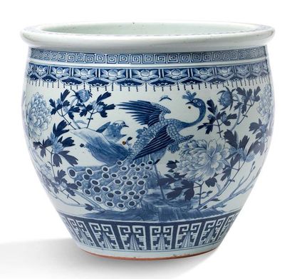 CHINE Grande vasque en porcelaine bleu et blanche à décor de fleurs, paon et oiseaux....