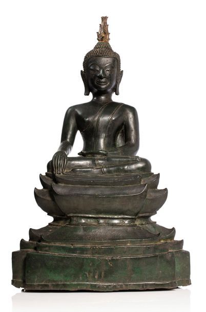 NORD THAILANDE-LAOS Bouddha en bronze assis dans le geste de la prise de la terre...