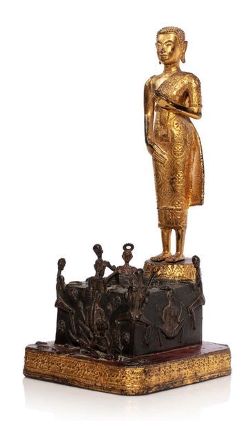 THAILANDE Groupe en bronze partiellement laqué or et rouge, représentant le Bouddha...