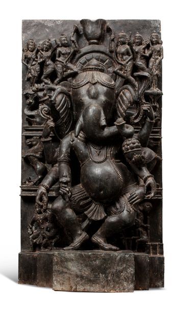 INDE Grande sculpture en pierre noire, représentant le dieu à tête d'éléphant Ganesha,...