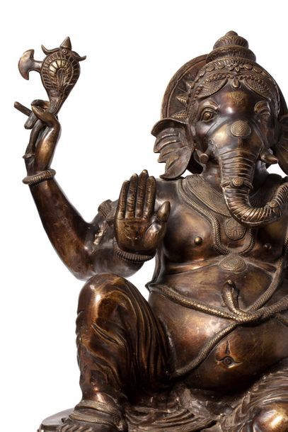 INDE Statue en bronze figurant le dieu Ganesha à quatre bras, assis en délassement...