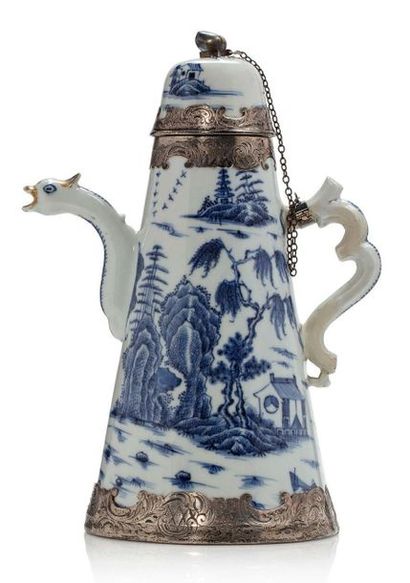 CHINE Verseuse couverte en porcelaine blanche à décor en bleu sous couverte d'hermitages...