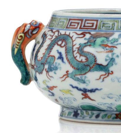 CHINE Grand rince-pinceau en porcelaine et émaux «doucai», à décor de quatre dragons...