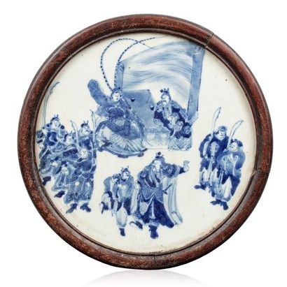 CHINE Deux panneaux circulaires en porcelaine blanche et émail bleu sous couverte,...