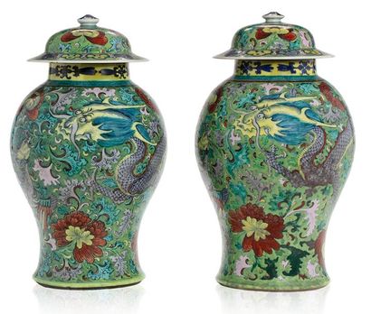 CHINE Paire de vases couverts en porcelaine et émaux de la famille rose à décor de...