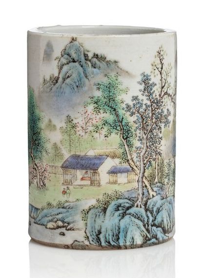 CHINE Porte pinceau bitong en porcelaine et émaux de la famille rose, à décor d'un...