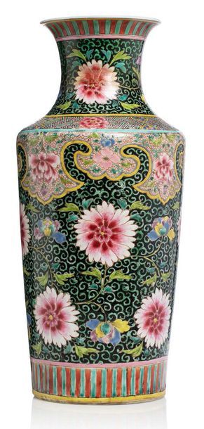 CHINE *Ensemble de trois vases en porcelaine et émaux de la famille rose dont deux...