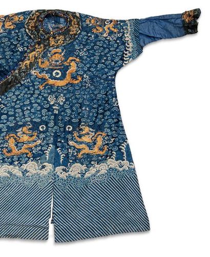 CHINE Robe d'été en gaze de soie bleue, brodée au fil doré, de neuf dragons de face...