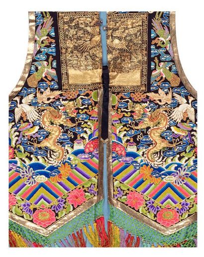 CHINE Veste Xiapi en soie noire brodée en polychromie vive et fils dorés, de dragons...