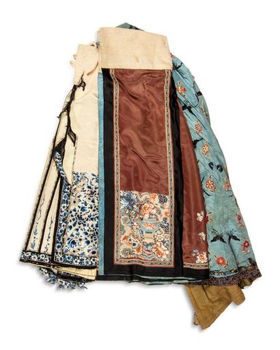 CHINE Lot de trois textiles comprenant un manteau en soie bleu clair brodé de papillons...