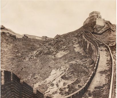 CHINE Deux photos d'archives en noir et blanc, sépia représentant la grande muraille....