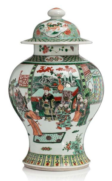 CHINE Potiche couverte en porcelaine et émaux de la famille verte, à décor de dignitaires...