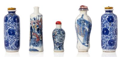 CHINE Ensemble comprenant cinq flacons tabatières en porcelaine dont une paire en...