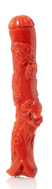CHINE Element de sculpture en corail rouge orangé décoré de pampres et grappes de...