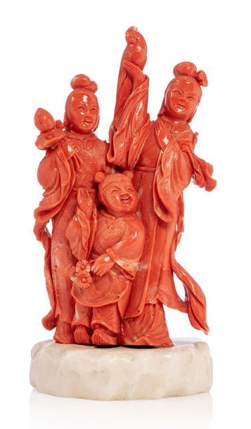 CHINE Groupe en corail sculpté de trois personnages féminins. L'une tenant un perroquet...