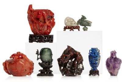 CHINE *Ensemble d'objets en pierres dures comprenant: un petit sujet en jade céladon...