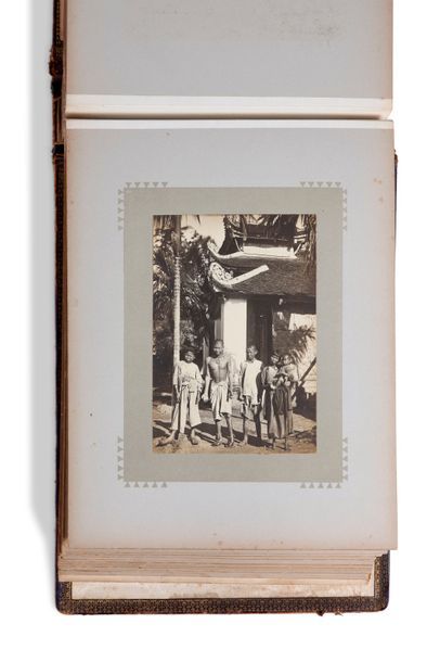 null AU TONKIN
2 albums Ca 1900 contenant 100 photographies
format 13.5 x 18.7 cm
Représentant...
