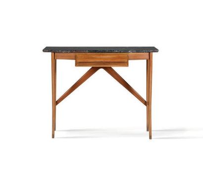 TRAVAIL ITALIEN Console
Bois, marbre
77 x 96 x 31 cm.
Circa 1950