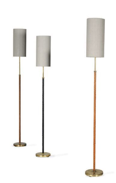 JO HAMMERBORG (1920-1982) Suite de 3 lampadaires dits Flet
Cuir, laiton
H.: 170 cm,...