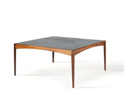KRISTIAN SOLMER VEDEL (1923-2003) Table dite Modus
Cuir, palissandre
60 x 120 x 120...