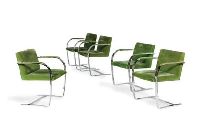 Ludwig Mies van der Rohe (1886-1969) Suite de 5 fauteuils dits Brno
Acier, velours
77...