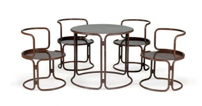 GAETANA AULENTI DIT GAE (1927-2012) Table et 4 fauteuils
Métal
69 x 79 cm.; 67 x...