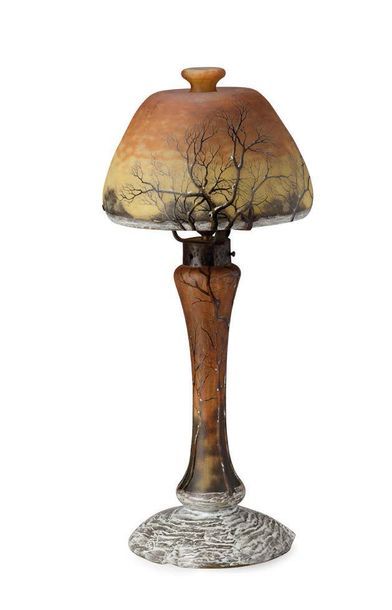 DAUM Lampe dite Champignon
Verre, métal
Signée
H.: 57.5 cm.