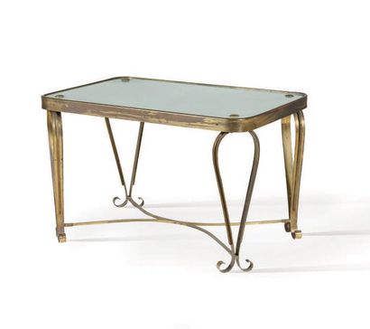 TRAVAIL ITALIEN Table basse
Laiton, verre
49 x 75 x 50 cm.
Circa 1950