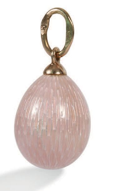 null OEUF PENDENTIF
en or (14 K) recouvert d’émail vieux rose guilloché
Poids brut...