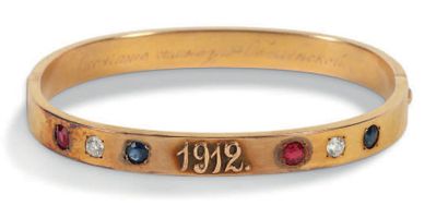 null BRACELET
en or orné de la date de 1912 et incrusté
de chaque côté d’un rubis,...